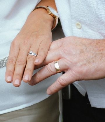 Manos de novios con anillos