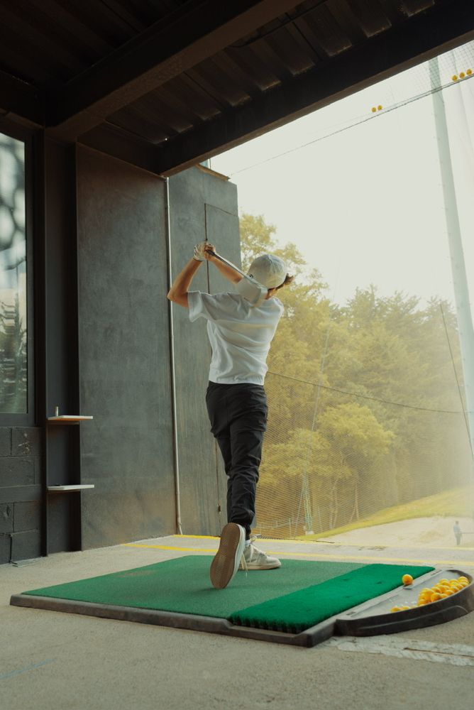 Golfista en pleno swing bajo techo