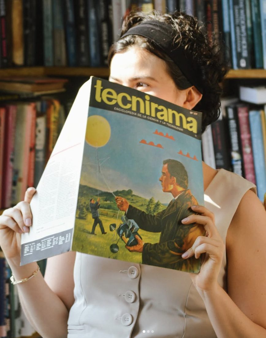 Mujer leyendo una revista Tecnirama